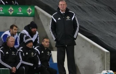 HLV giúp Bắc Ireland tới Euro 2016 được cam kết tương lai dài hạn